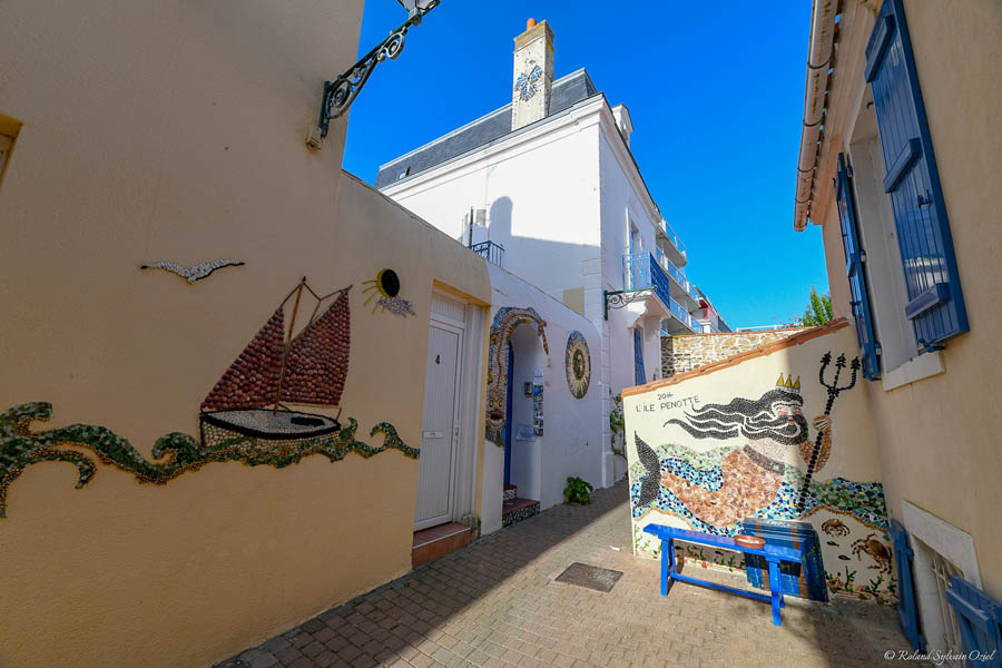 a stroll through the narrow streets of Ile Penotte